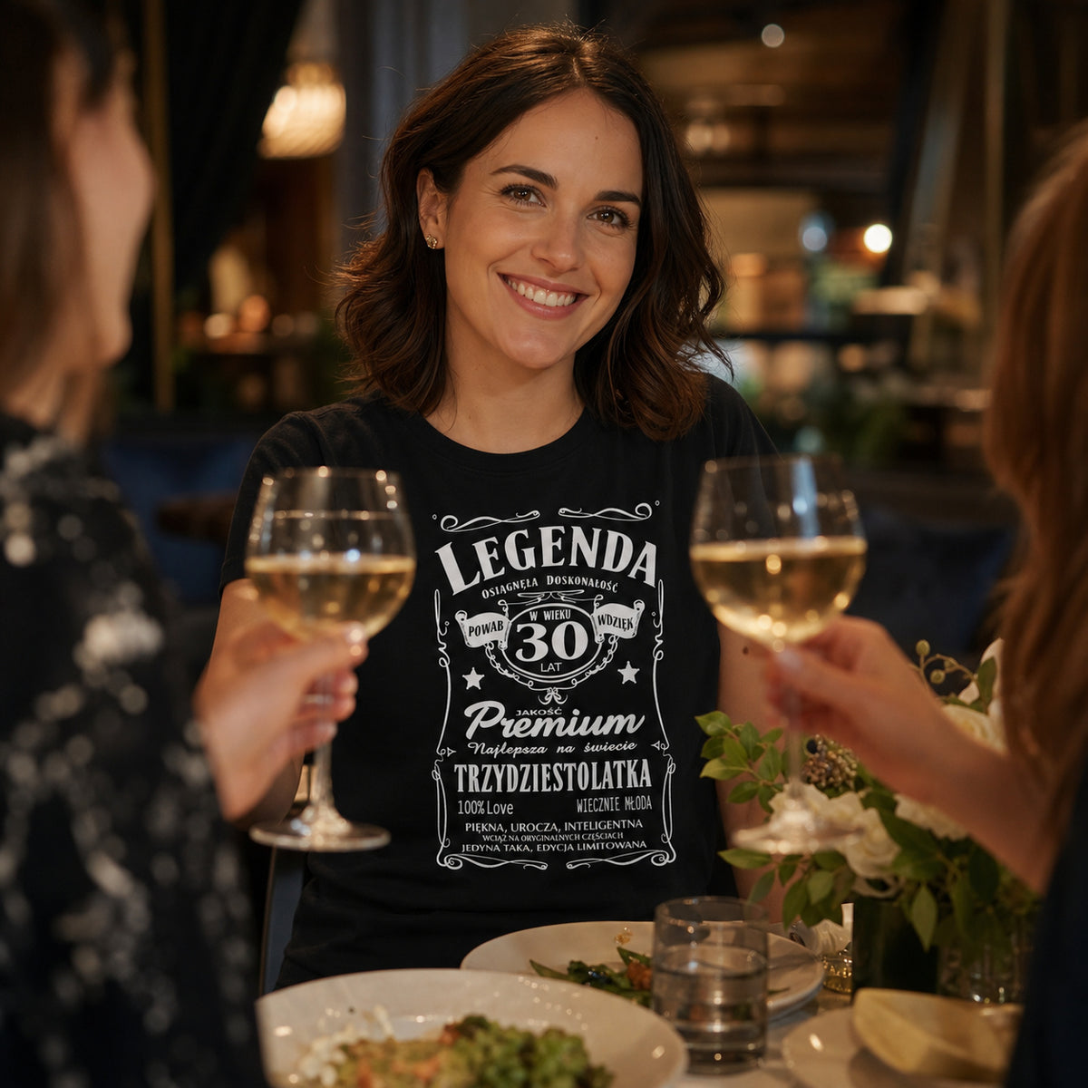 Koszulka Legenda 30 Lat Trzydziestolatka w kolorze czarnym - kobieta wznosi toast przy kolacji, prezent na 30 urodziny