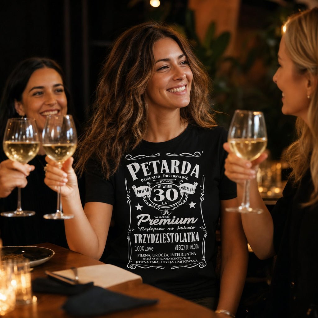 Koszulka Petarda 30 Lat Trzydziestolatka w kolorze czarnym - kobieta wznosi toast z przyjaciółkami, prezent na 30 urodziny