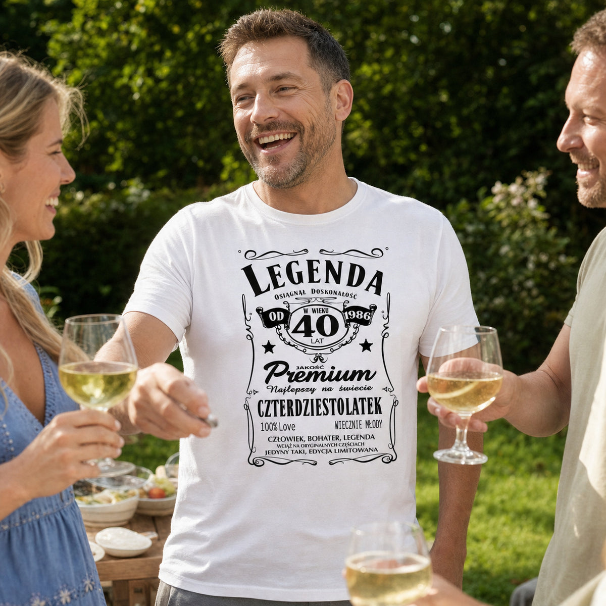 Koszulka Legenda od 1986 40 Lat Czterdziestolatek w kolorze białym - mężczyzna wznosi toast z przyjaciółmi w ogrodzie, prezent na 40 urodziny