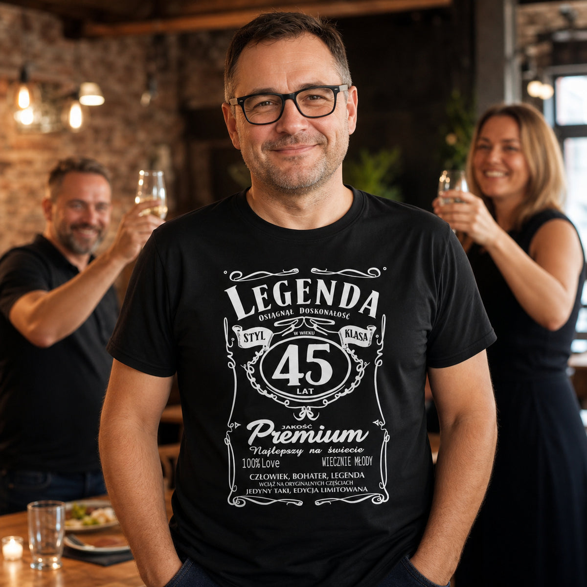 Koszulka Legenda 45 Lat Styl Klasa w kolorze czarnym - mężczyzna na przyjęciu z przyjaciółmi, prezent na 45 urodziny