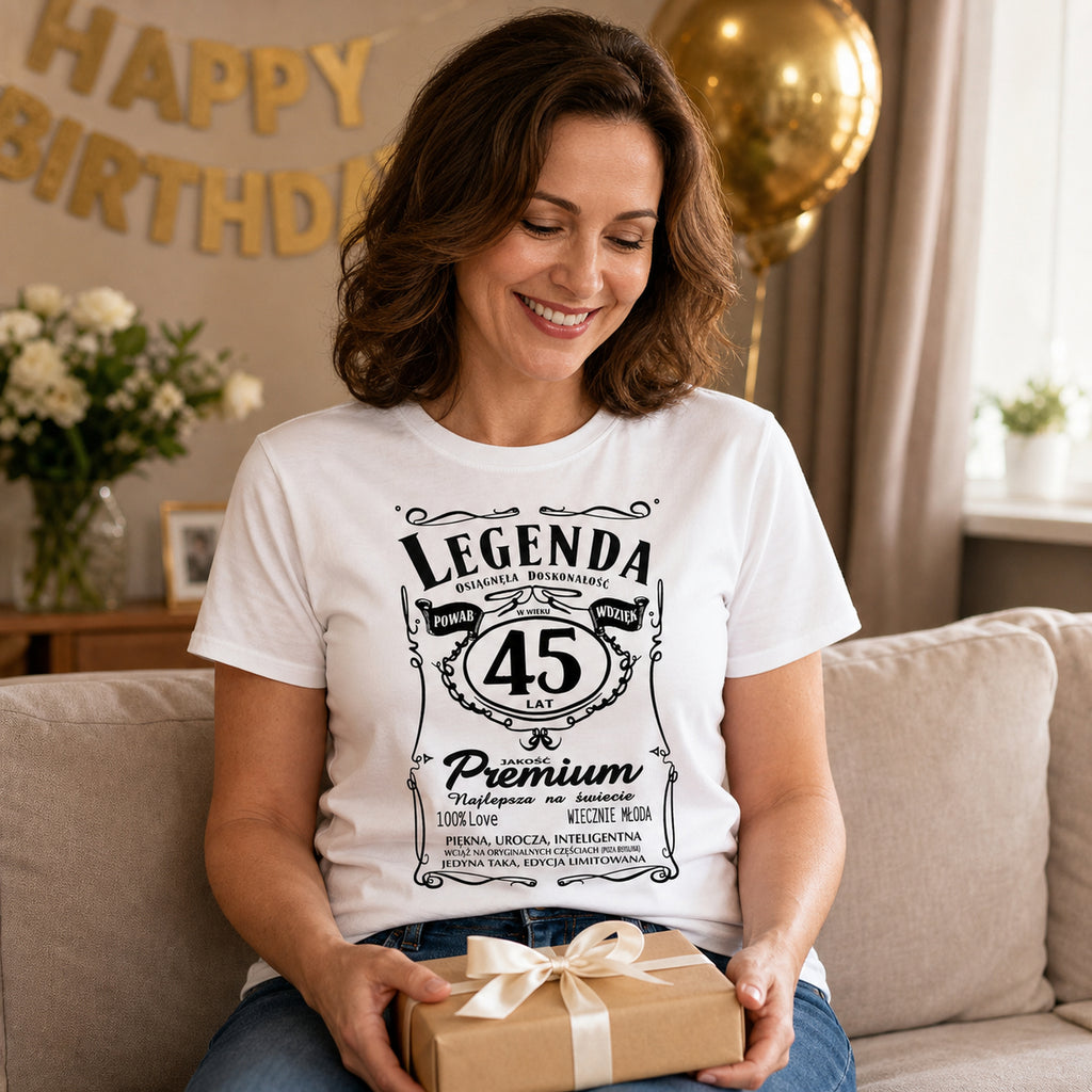 Koszulka Legenda 45 Lat Powab Wdzięk w kolorze białym - kobieta z prezentem w salonie z balonami, prezent na 45 urodziny