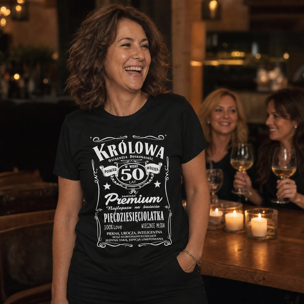 Koszulka Królowa 50 Lat Pięćdziesięciolatka w kolorze czarnym - kobieta przy winie z przyjaciółkami, prezent na 50 urodziny
