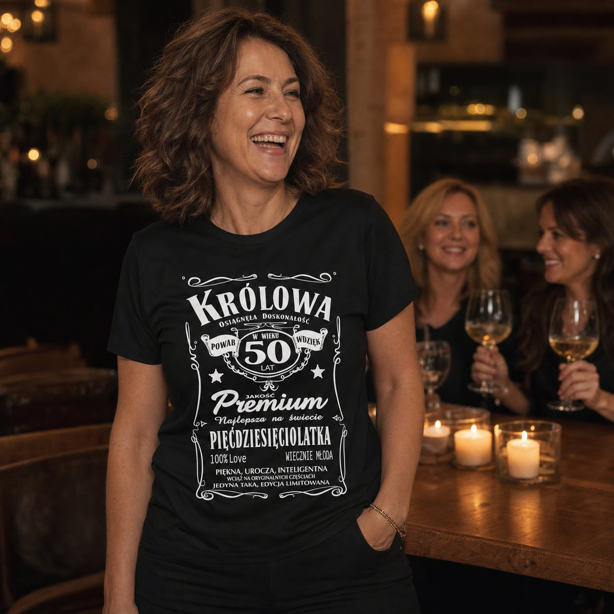 Koszulka Królowa 50 Lat Pięćdziesięciolatka w kolorze czarnym - kobieta przy winie z przyjaciółkami, prezent na 50 urodziny