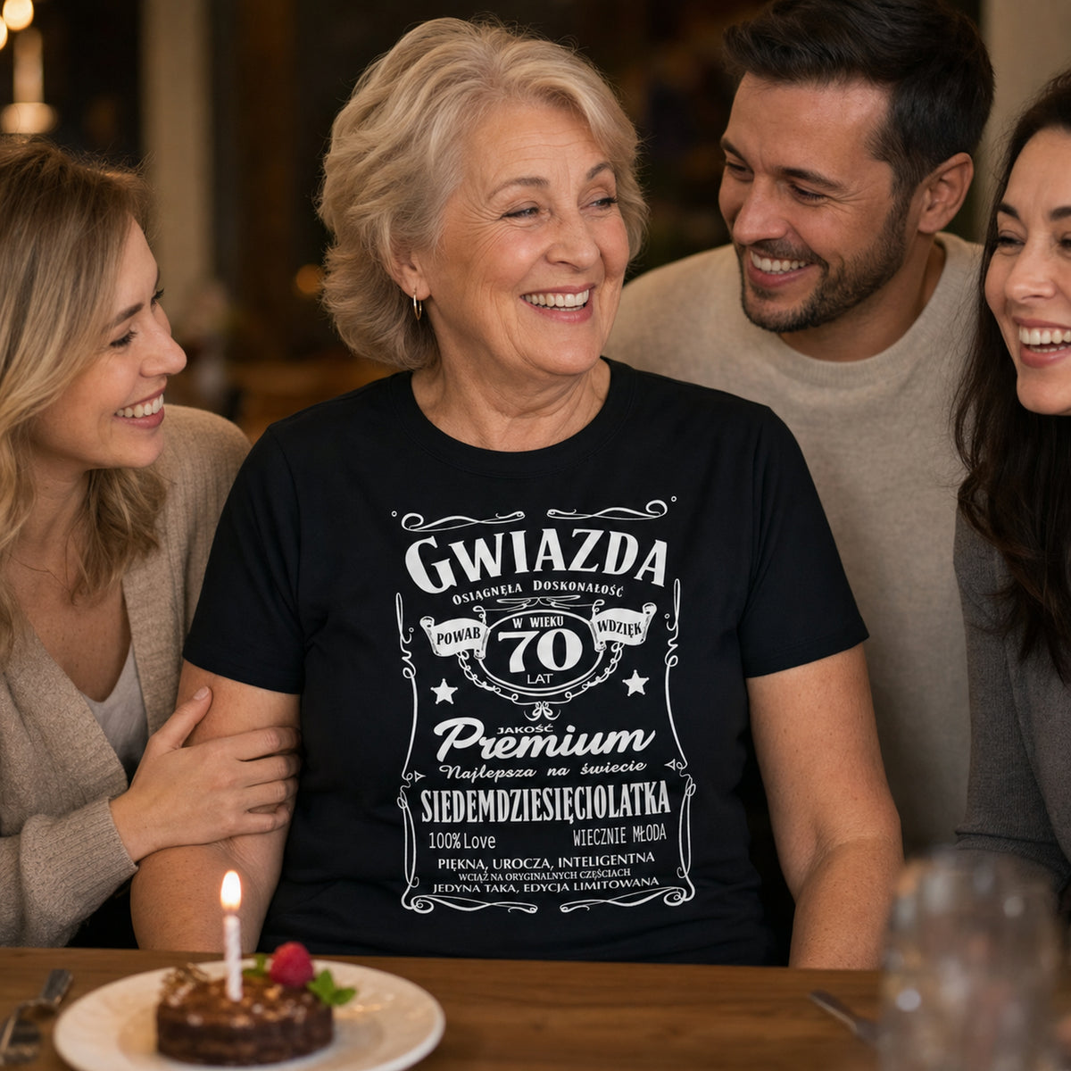 Koszulka Gwiazda 70 Lat Siedemdziesięciolatka w kolorze czarnym - kobieta przy torcie ze świeczką w gronie rodziny, prezent na 70 urodziny