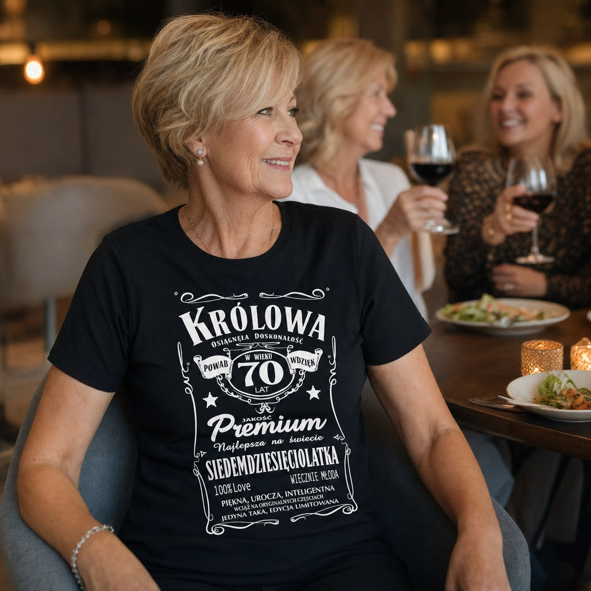 Koszulka Królowa 70 Lat Siedemdziesięciolatka w kolorze czarnym - kobieta przy kolacji z przyjaciółkami, prezent na 70 urodziny
