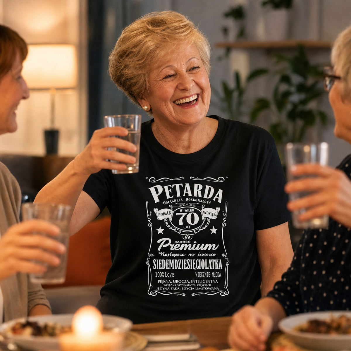 Koszulka Petarda 70 Lat Siedemdziesięciolatka w kolorze czarnym - kobieta wznosi toast z przyjaciółkami, prezent na 70 urodziny