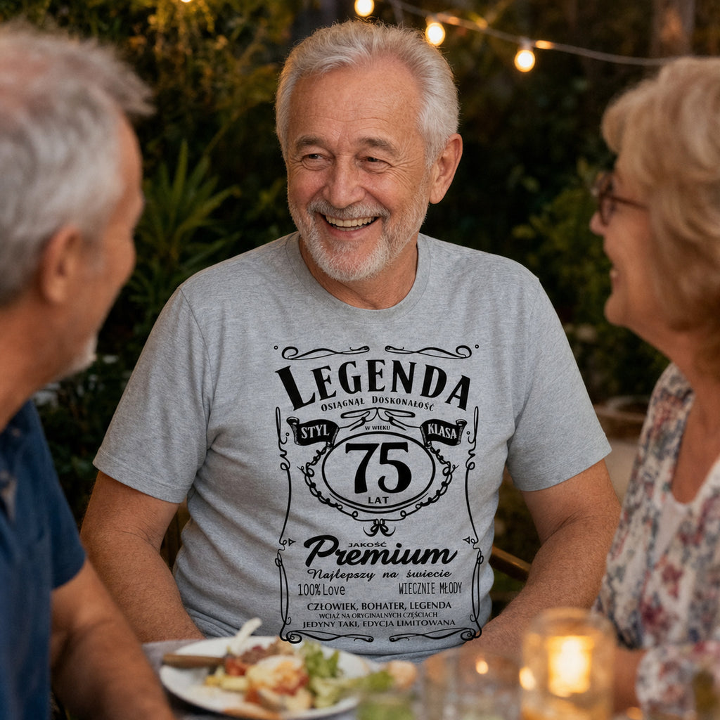 Koszulka Legenda 75 Lat Styl Klasa w kolorze szarym - mężczyzna przy kolacji w ogrodzie z rodziną, prezent na 75 urodziny
