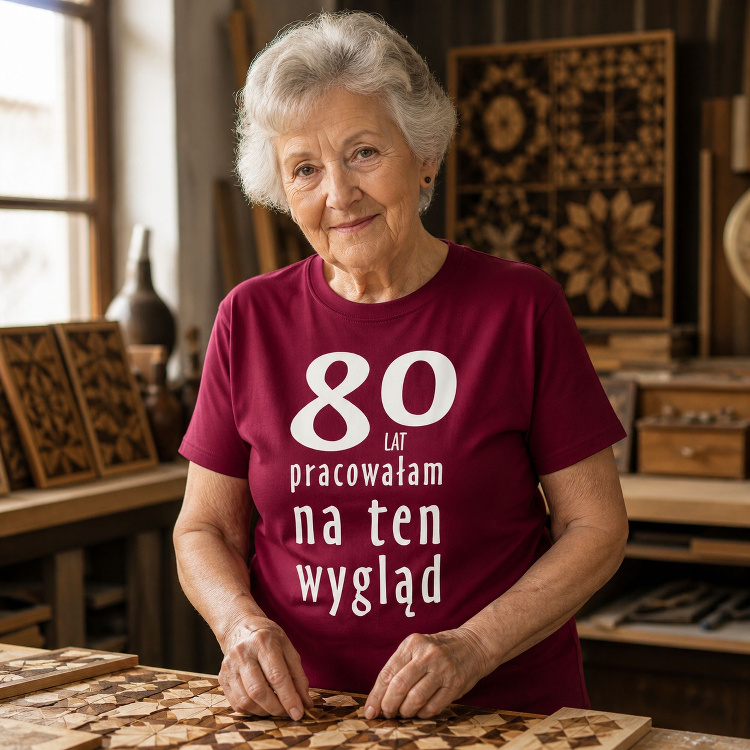 80 LAT PRACOWAŁAM NA TEN WYGLĄD - Koszulka na 80 Urodziny dla Niej