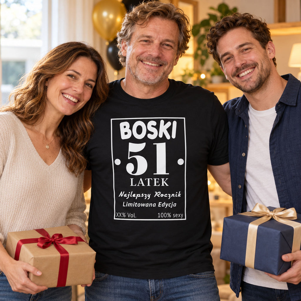 Solenizant w czarnej koszulce „Boski 51-latek” w stylu etykiety alkoholu - wiek do wpisania