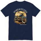 Granatowa koszulka motocyklowa „Definicja Szczęścia” - niebieski motocykl vintage na polnej drodze w złotym zachodzie słońca, polski nadruk