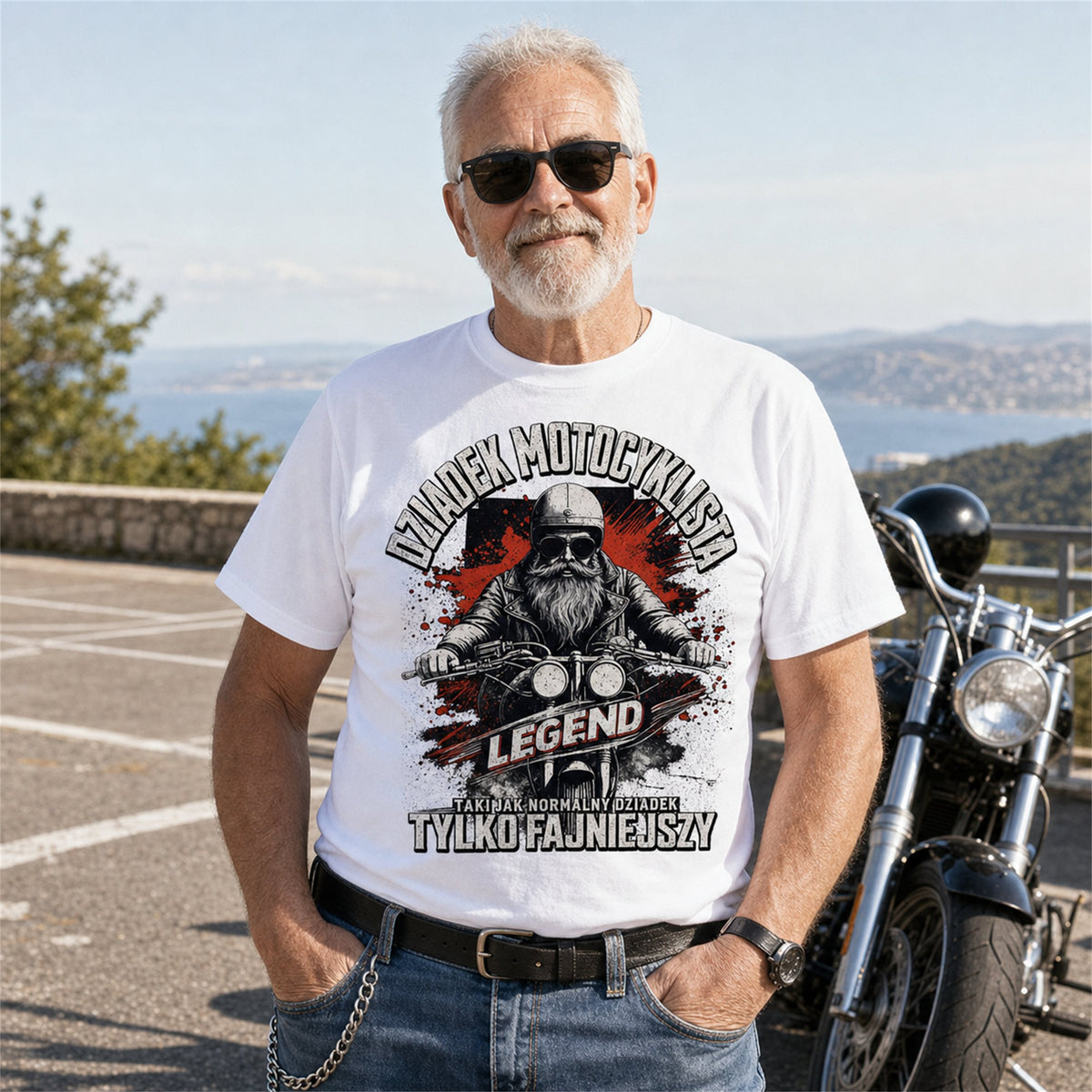 Koszulka Dziadek Motocyklista w kolorze białym - dziadek w okularach przeciwsłonecznych przy motocyklu nad morzem, prezent dla motocyklisty