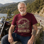 Koszulka Dziadek Motocyklista Chopper w kolorze bordowym - dziadek siedzi przy motocyklu nad jeziorem, prezent dla dziadka motocyklisty