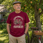 Koszulka Dziadek Rowerzysta Vintage w kolorze bordowym - dziadek w kaszkiecie w sadzie przy rowerze, prezent dla dziadka rowerzysty