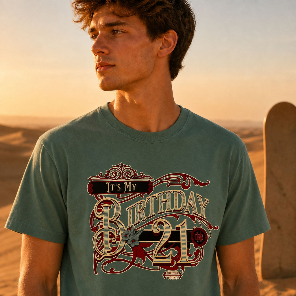 It's My Birthday 21 - koszulka oliwkowa na zdjęciu lifestyle na sandboardzie na pustyni