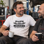 Biała koszulka „Jedyny Taki Mechanik Na Całym Świecie” - mechanik na przerwie z kawą w warsztacie, prezent dla mechanika