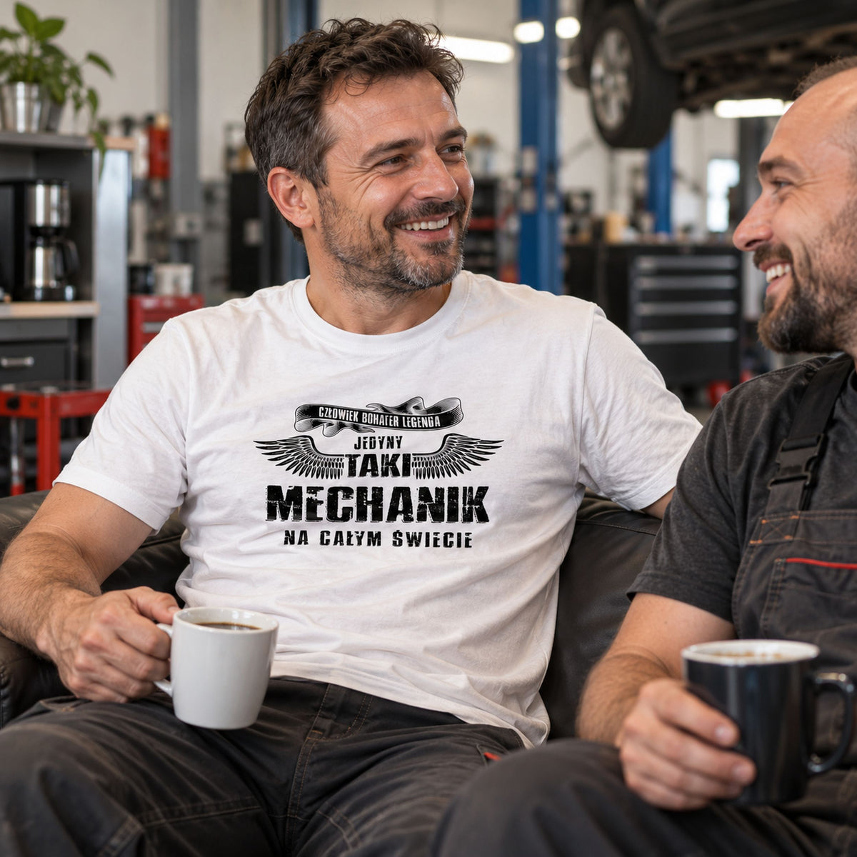 Biała koszulka „Jedyny Taki Mechanik Na Całym Świecie” - mechanik na przerwie z kawą w warsztacie, prezent dla mechanika
