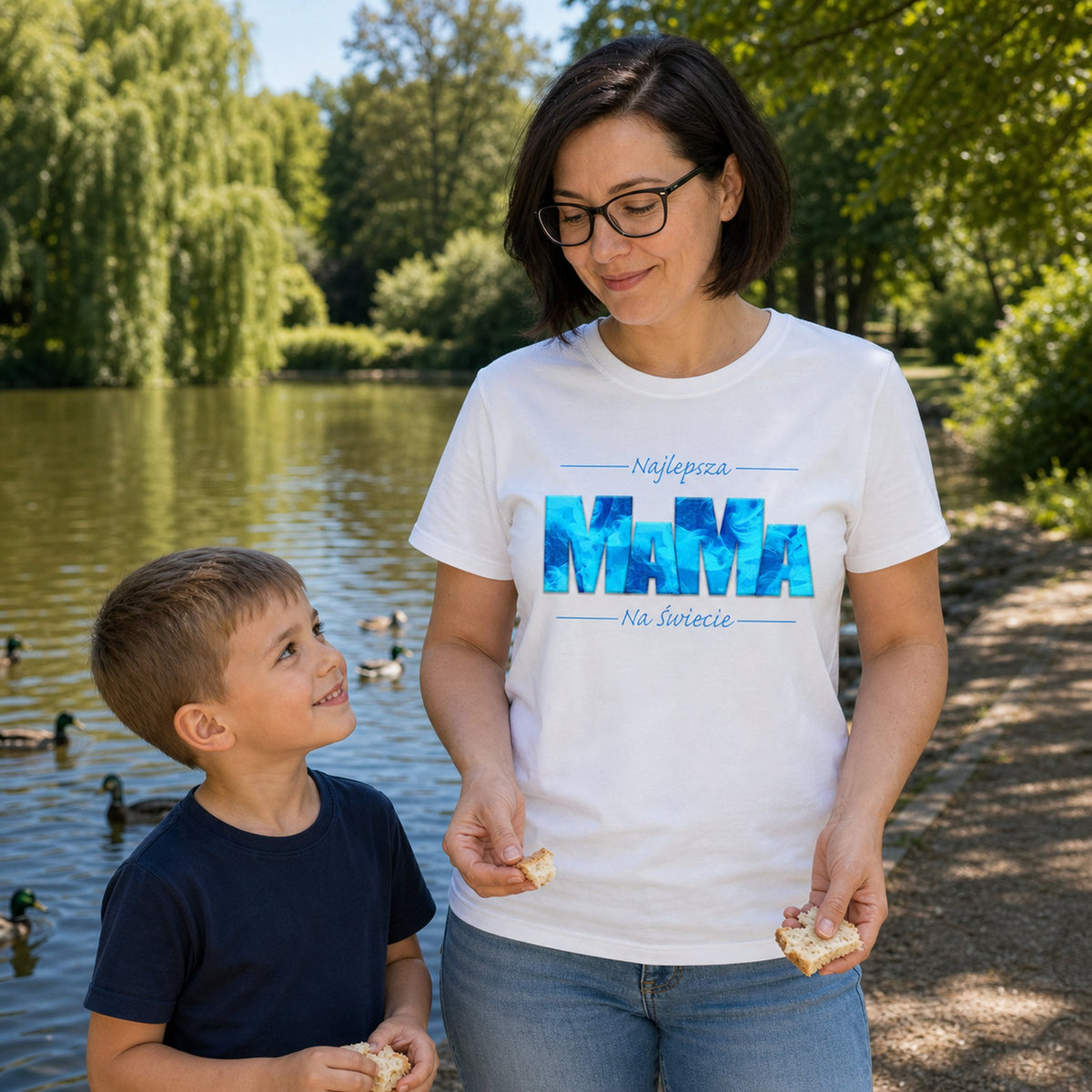 Koszulka Najlepsza Mama Na Świecie w kolorze białym - mama z synkiem karmi kaczki nad stawem, prezent dla mamy