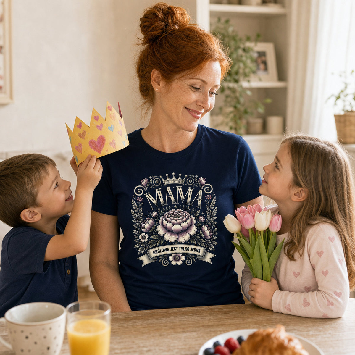 Koszulka Mama Królowa w kolorze granatowym - dzieci zakładają mamie koronę i dają tulipany, prezent na Dzień Matki