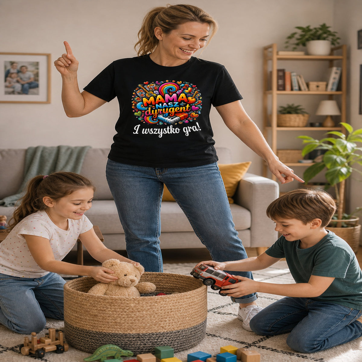 Koszulka Mama Nasz Dyrygent w kolorze czarnym - mama sprząta zabawki z dziećmi w salonie, śmieszny prezent dla mamy