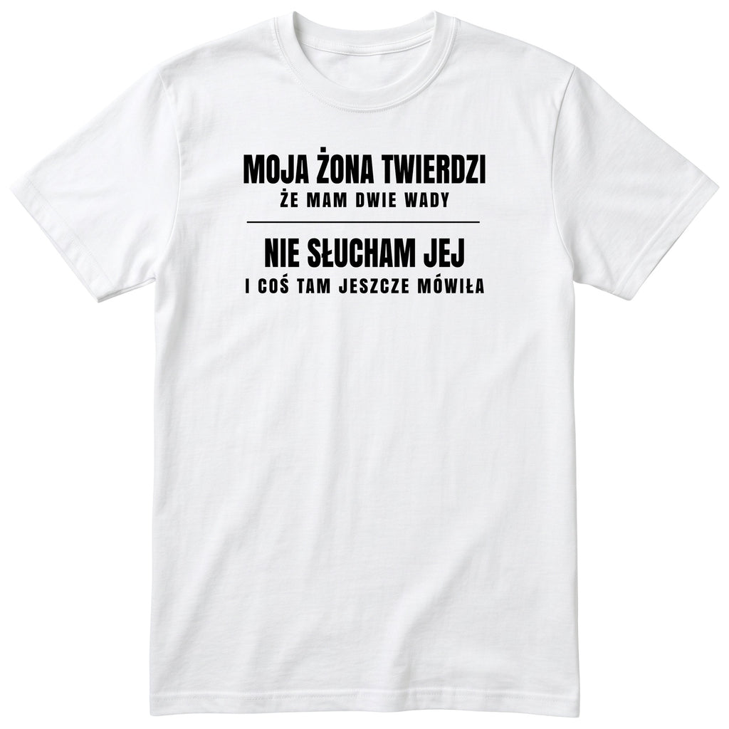 Biały koszulka „MOJA ŻONA TWIERDZI ŻE MAM DWIE WADY” - śmieszny polski nadruk (wariant klasyczny), prezent dla niego od żony