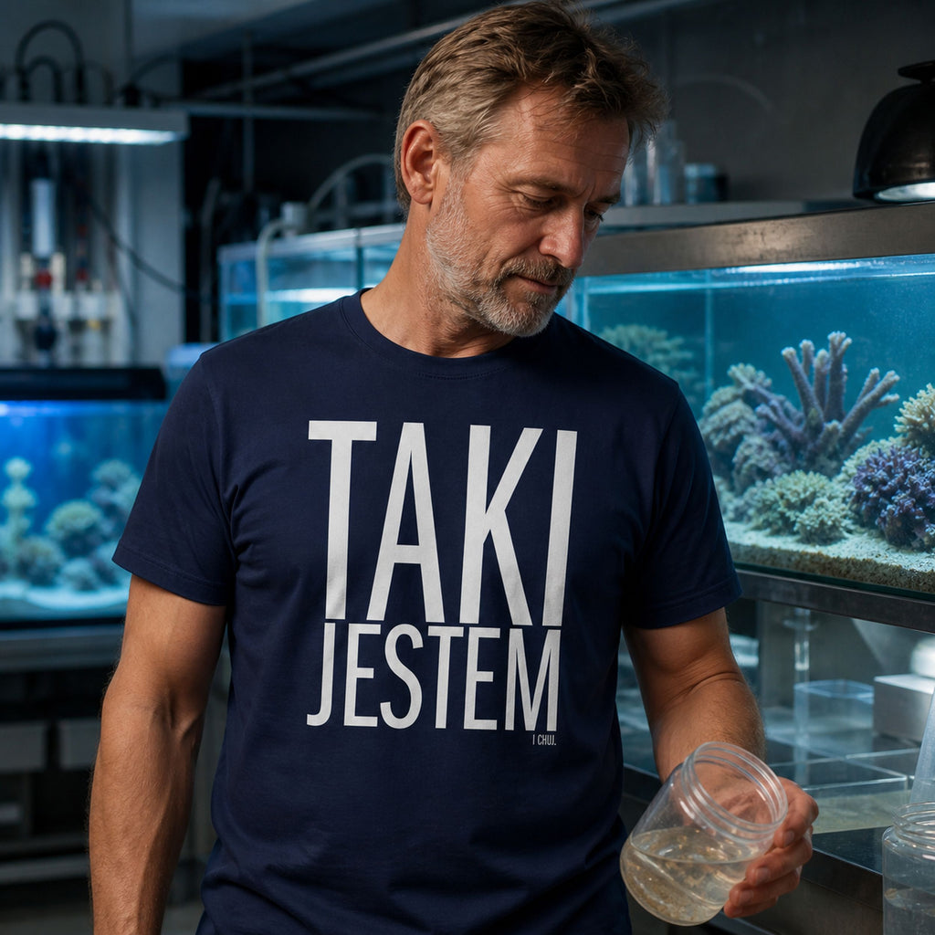 Taki Jestem - koszulka granatowa na zdjęciu lifestyle w laboratorium morskim
