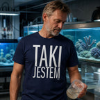 Taki Jestem - koszulka granatowa na zdjęciu lifestyle w laboratorium morskim