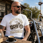 Koszulka Tata Motocyklista Chopper w kolorze białym - łysy motocyklista z kawą przy motocyklu, prezent dla motocyklisty
