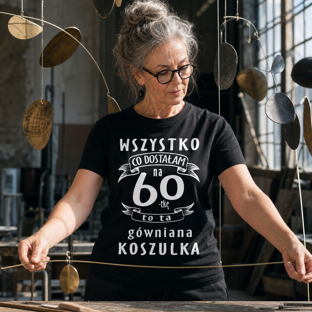Koszulka na 60 Urodziny dla Niej - Przewrotny Prezent z Humorem