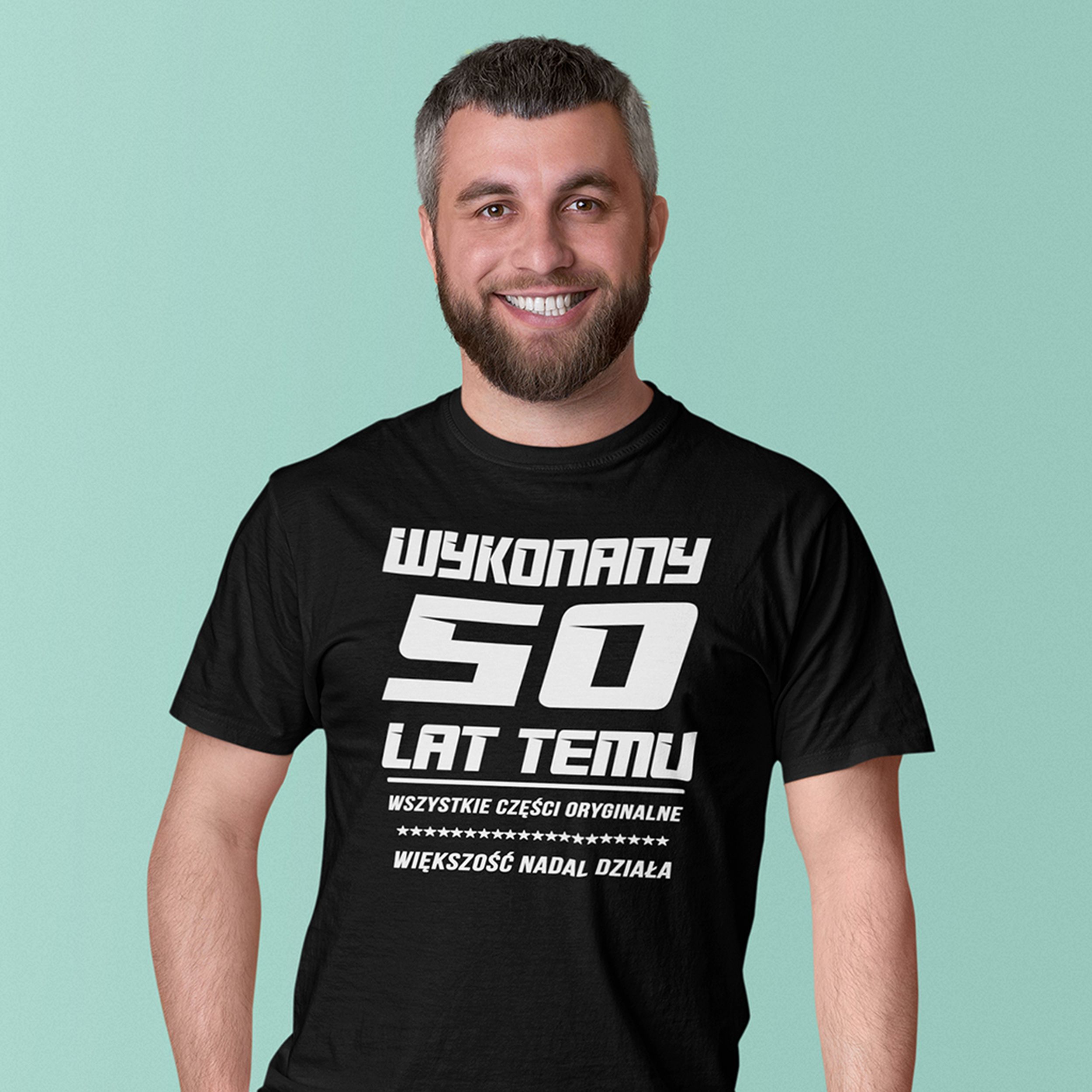 WYKONANY 50 LAT TEMU - Koszulka na 50 Urodziny dla Niego, Prezent - zdjęcie lifestyle 2 z 5