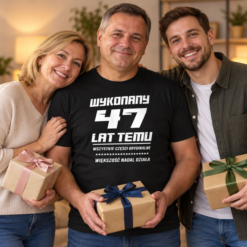 Koszulka „Wykonany 47 lat temu” w czarnej wersji na solenizancie - personalizowany wiek, prezent dla niego