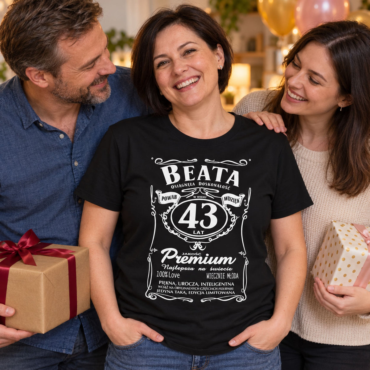 Beata 43 lata w czarnej personalizowanej koszulce w stylu etykiety whisky - imię i wiek do wpisania