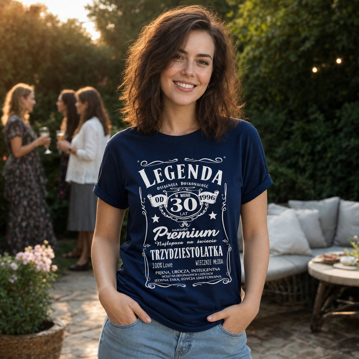 Koszulka Legenda od 1996 30 Lat Trzydziestolatka w kolorze granatowym - kobieta na przyjęciu w ogrodzie, prezent na 30 urodziny dla niej