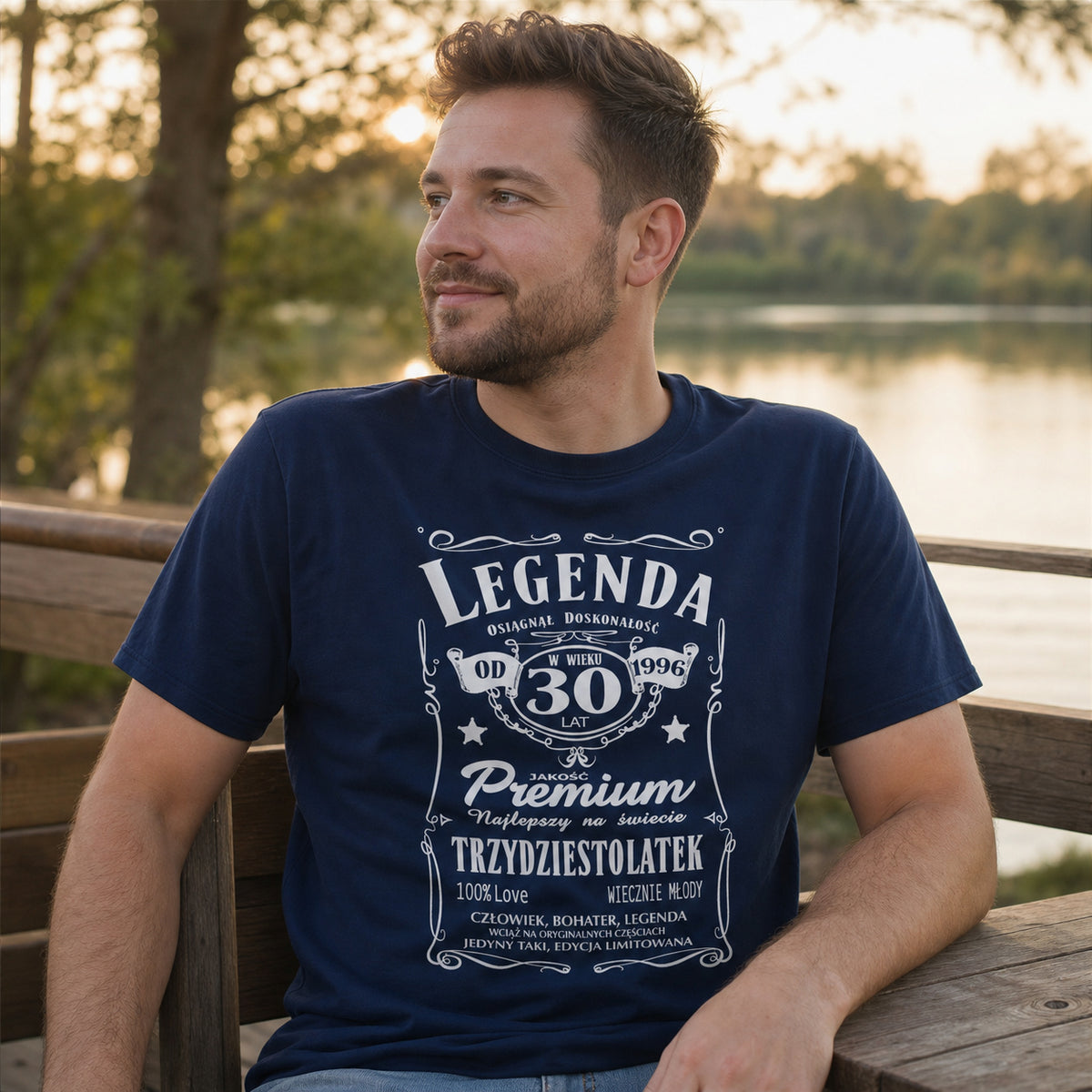 Koszulka Legenda od 1996 30 Lat Trzydziestolatek w kolorze granatowym - mężczyzna na tarasie nad jeziorem, prezent na 30 urodziny dla niego