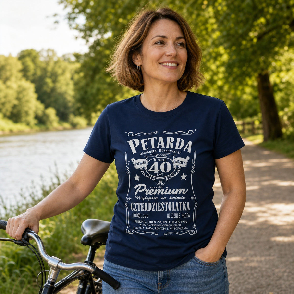 Koszulka Petarda 40 Lat Czterdziestolatka w kolorze granatowym - kobieta z rowerem nad rzeką, prezent na 40 urodziny dla niej