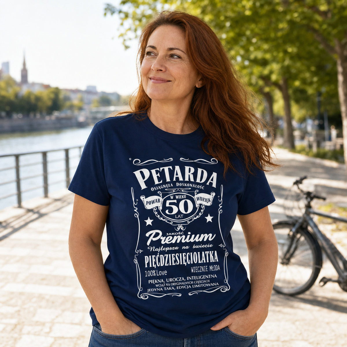 Koszulka Petarda 50 Lat Pięćdziesięciolatka w kolorze granatowym - kobieta na bulwarze nad rzeką, prezent na 50 urodziny dla niej
