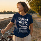 Koszulka Szefowa 50 Lat Pięćdziesięciolatka w kolorze granatowym - kobieta z rowerem nad rzeką o zachodzie słońca, prezent na 50 urodziny dla niej
