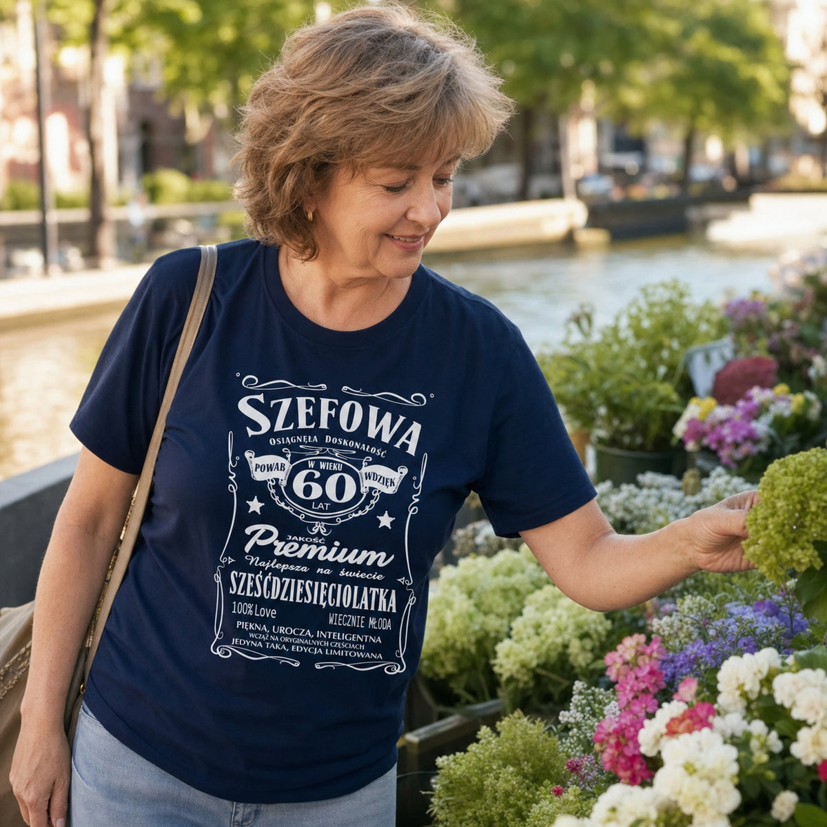 Koszulka Szefowa 60 Lat Sześćdziesięciolatka w kolorze granatowym - kobieta wśród kwiatów nad kanałem, prezent na 60 urodziny dla niej