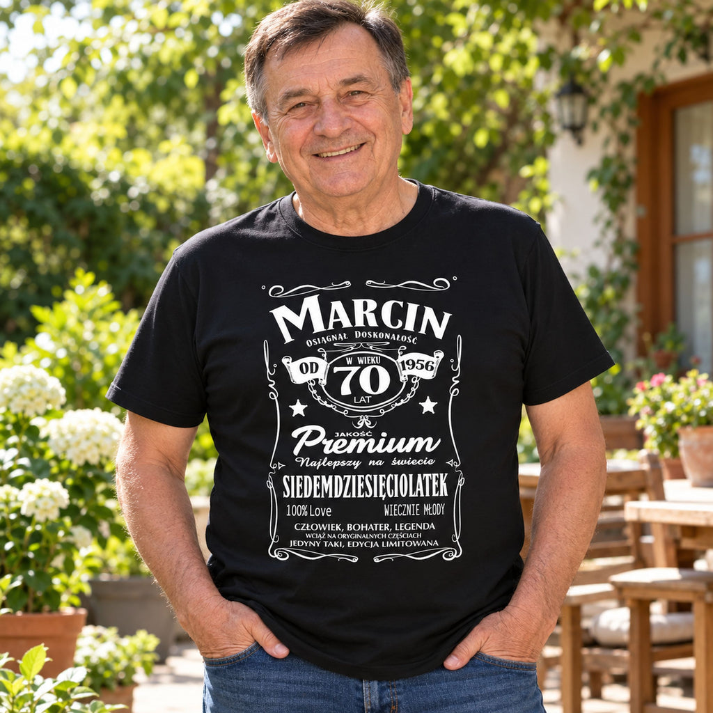 Przykład personalizacji: imię Marcin, 70 lat i rocznik 1956 na czarnej koszulce urodzinowej