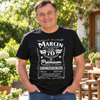 Przykład personalizacji: imię Marcin, 70 lat i rocznik 1956 na czarnej koszulce urodzinowej