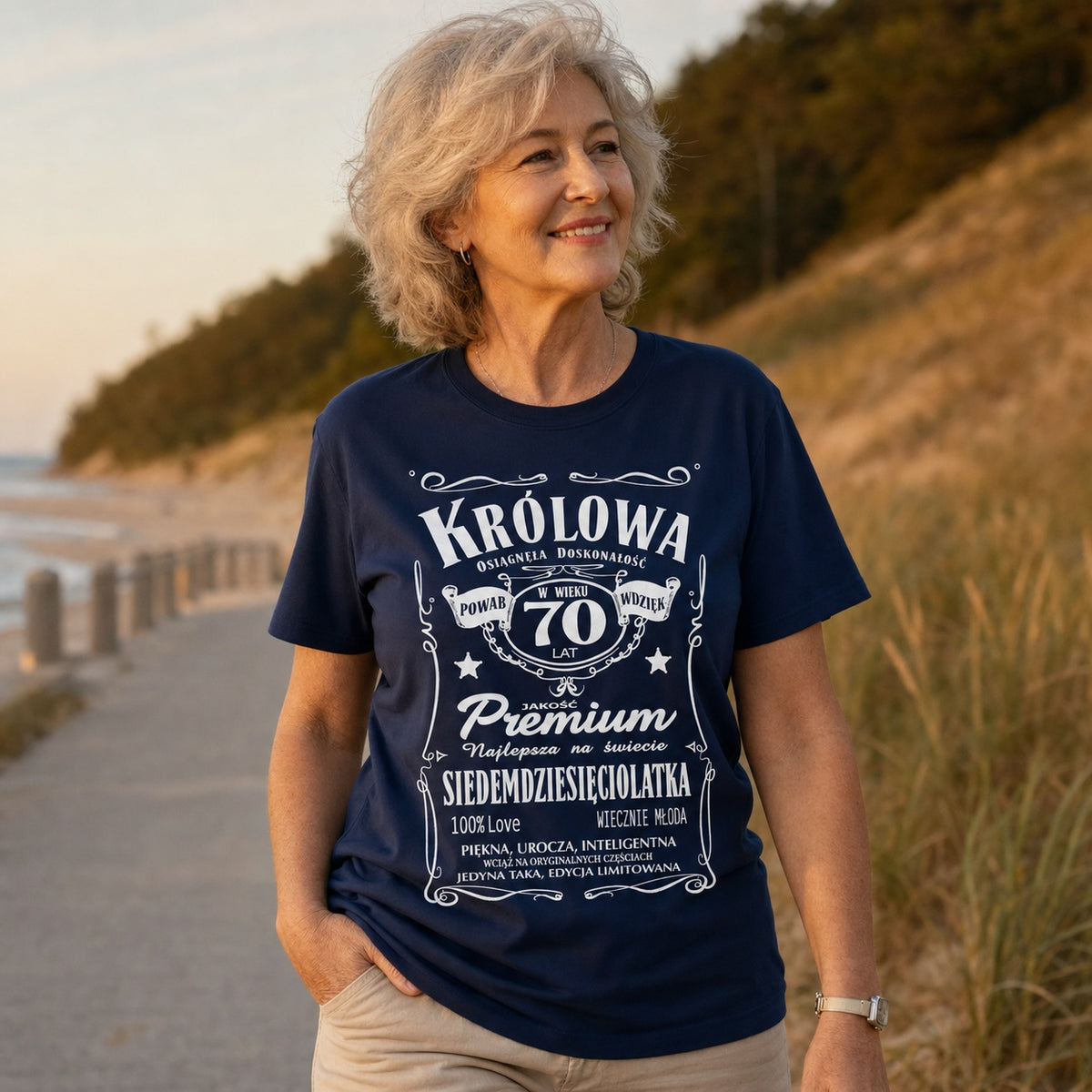 Koszulka Królowa 70 Lat Siedemdziesięciolatka w kolorze granatowym - kobieta na spacerze wśród wydm o zachodzie słońca, prezent na 70 urodziny dla niej