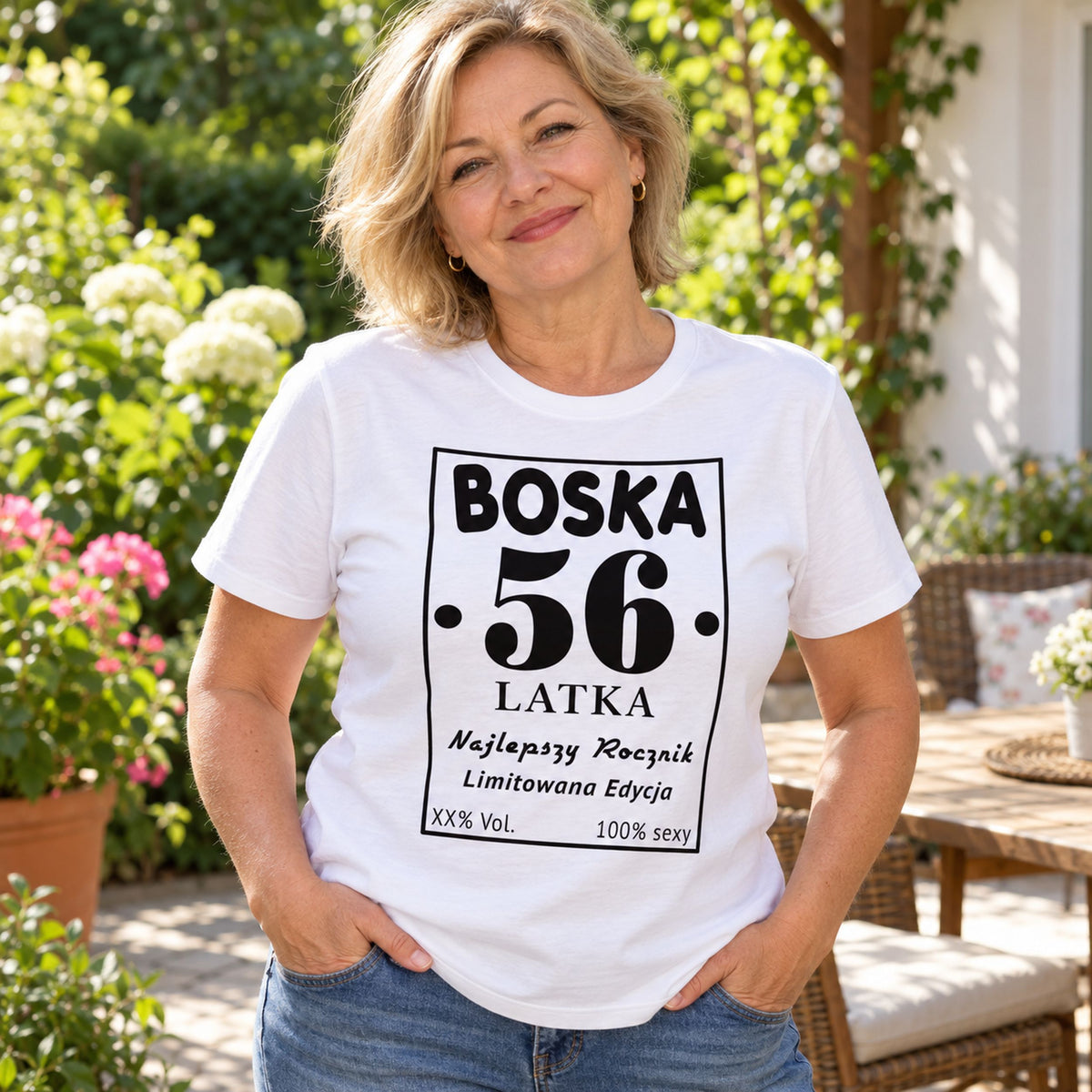 Przykład personalizacji: „Boska 56-latka” na białej koszulce urodzinowej - wpisz dowolny wiek
