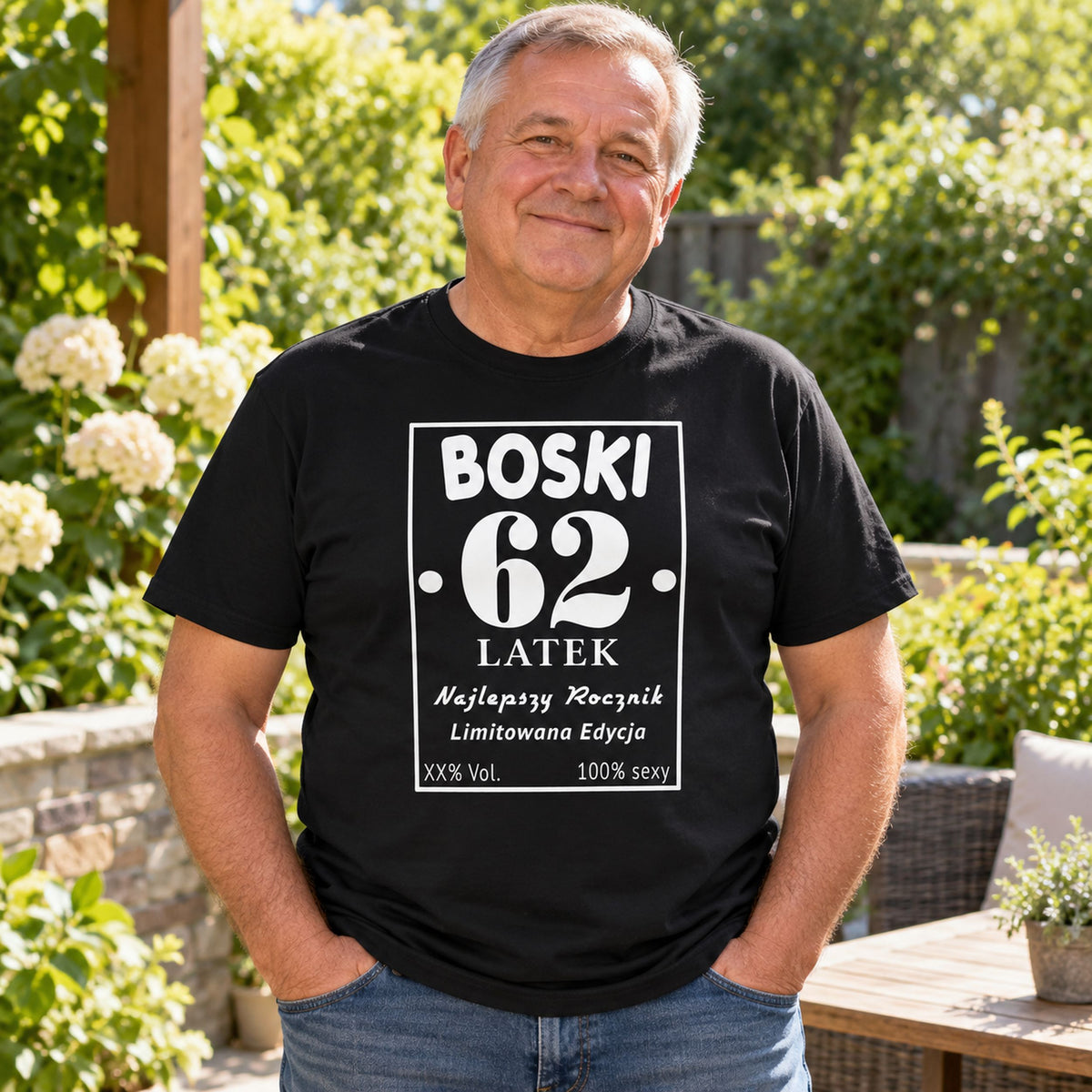 Przykład personalizacji: „Boski 62-latek” na czarnej koszulce urodzinowej - wpisz dowolny wiek