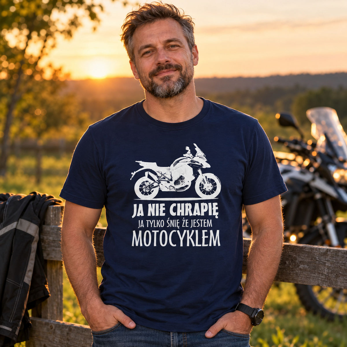 Granatowa koszulka motocyklowa „Ja Nie Chrapię” w ogrodzie - śmieszny prezent dla taty motocyklisty