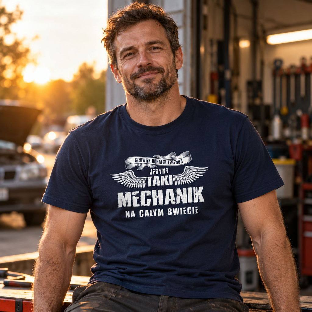 Granatowa koszulka „Jedyny Taki Mechanik Na Całym Świecie” - mechanik przed warsztatem o zachodzie słońca, prezent dla mechanika