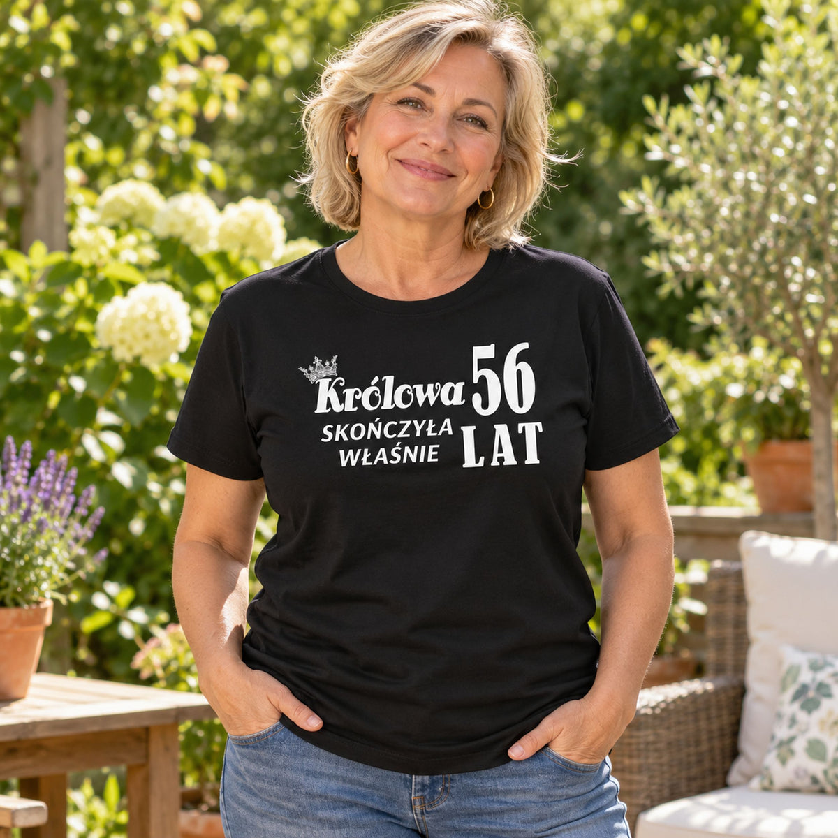 Przykład personalizacji: „Królowa skończyła właśnie 56 lat” na czarnej koszulce urodzinowej