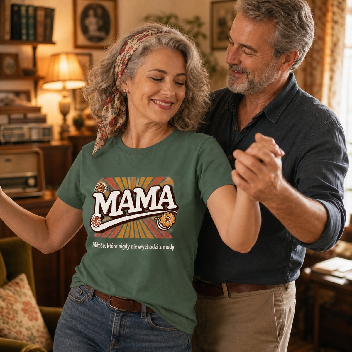 Koszulka Mama Retro Miłość w kolorze zielonym - mama tańczy z mężem w salonie, prezent dla mamy