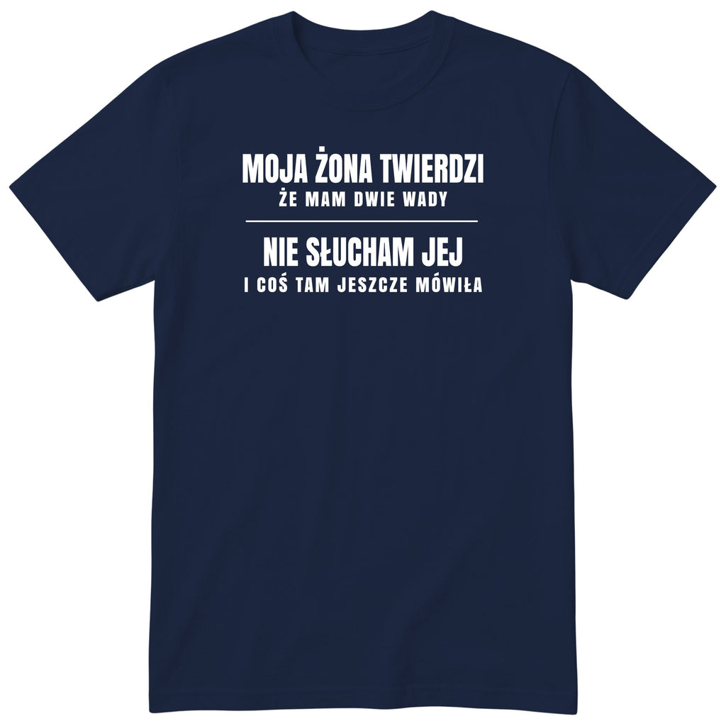 Granatowy koszulka „MOJA ŻONA TWIERDZI ŻE MAM DWIE WADY” - śmieszny polski nadruk (wariant klasyczny), śmieszny prezent dla faceta