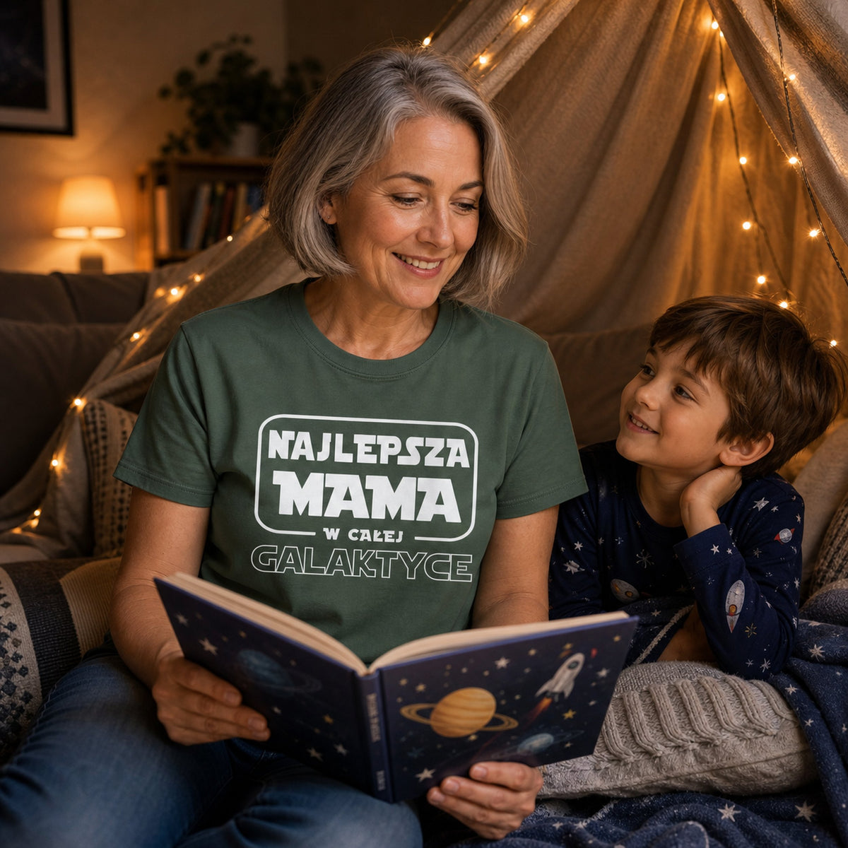 Koszulka Najlepsza Mama w Galaktyce w kolorze zielonym - mama czyta synowi książkę o kosmosie, prezent dla mamy
