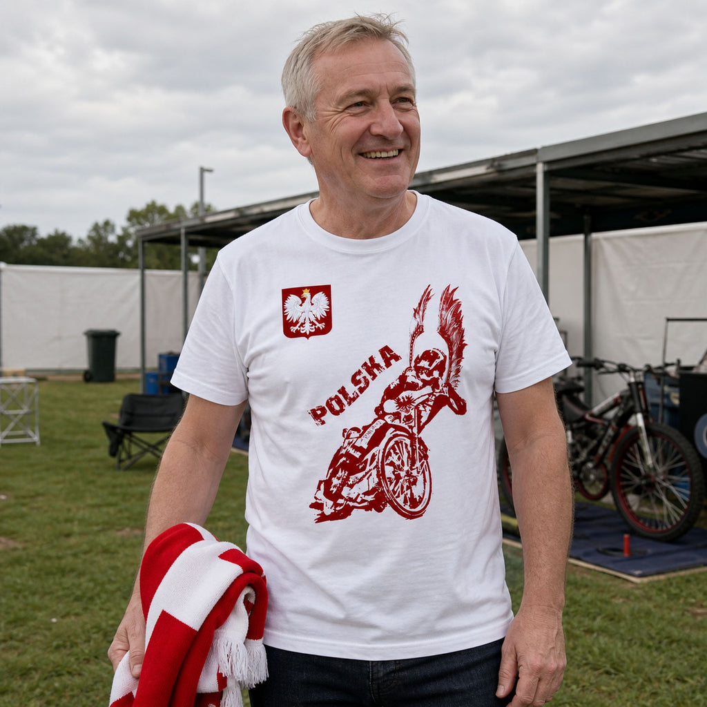 Speedway Polska Koszulka Kibica - koszulka biała na zdjęciu lifestyle na pikniku przy padoku