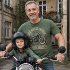 Koszulka Tata Motocyklista Vintage w kolorze zielonym - tata z synkiem w kasku na motocyklu, prezent dla taty